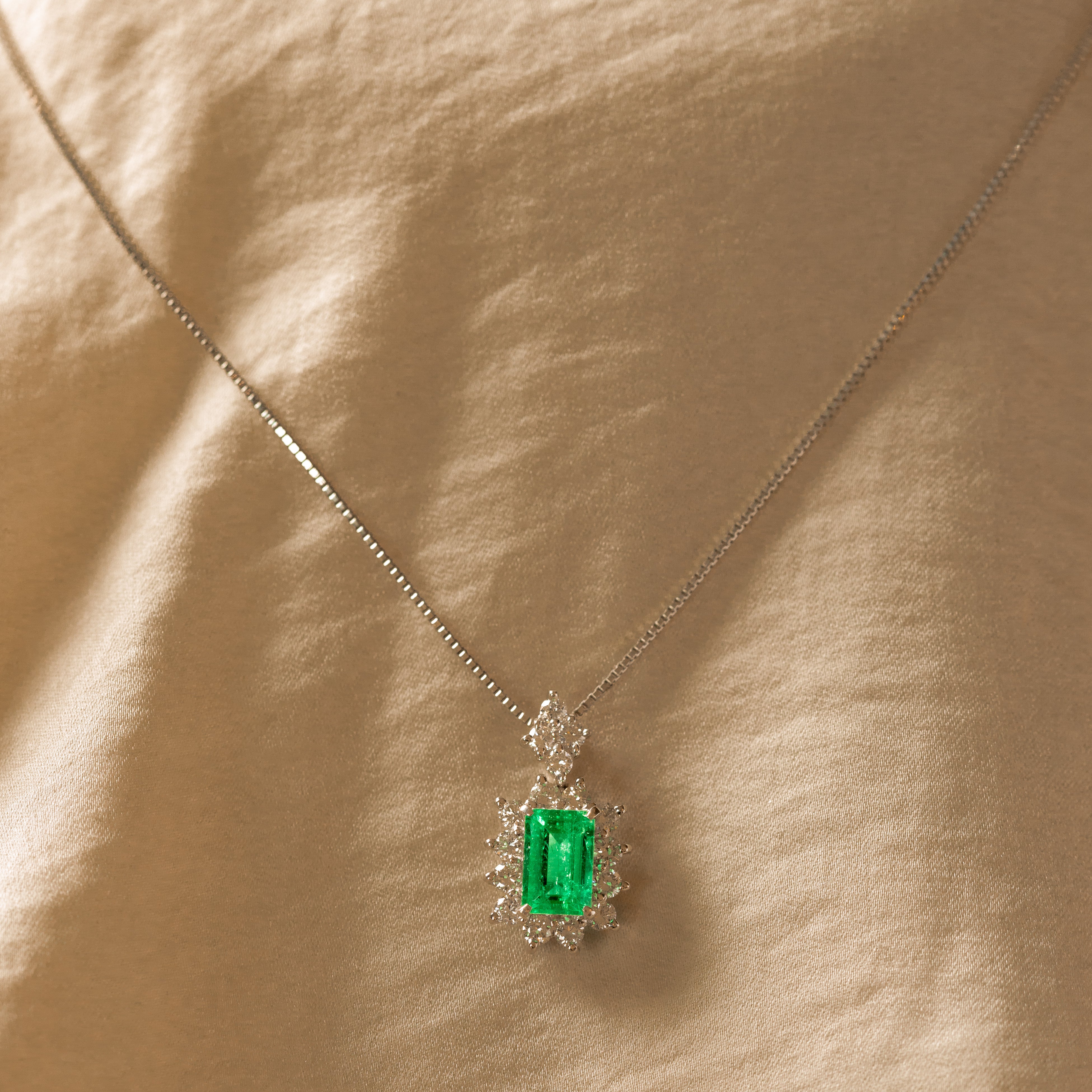 0.92 Carat Colombian Emerald Diamond Halo Pendant Necklace -  Replica Handbags 